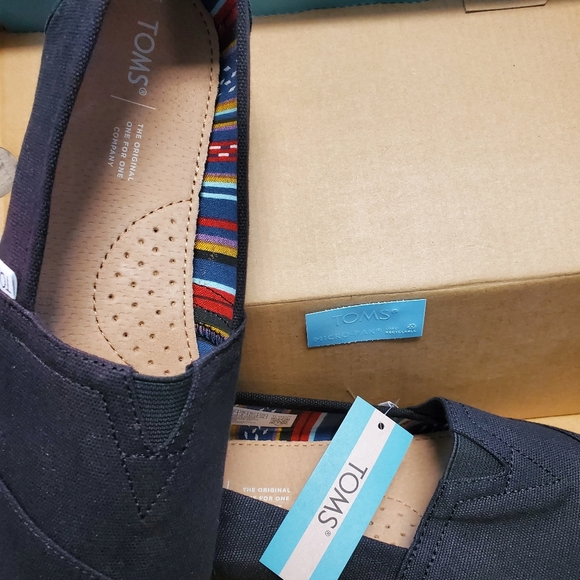 TOMS - Picture 3 of 4